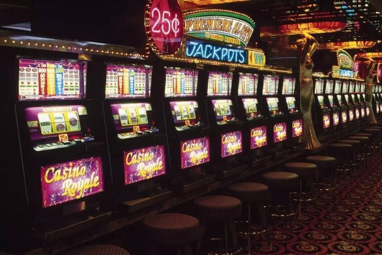 Pengguna menikmati akses mobile ke platform hiburan olahraga dan casino di Indonesia